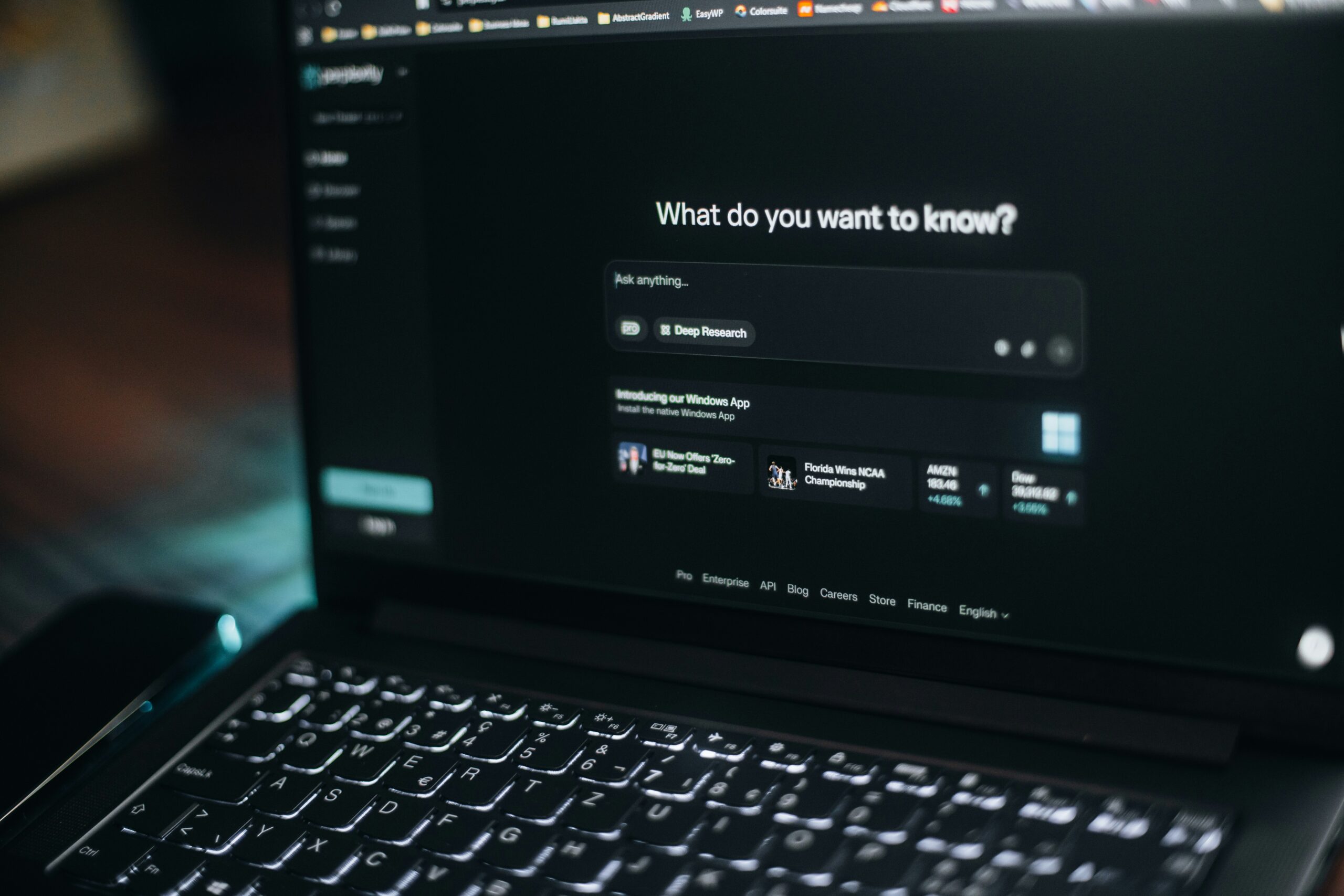 Laptop displaying an AI chatbot interface with a question prompt, representing artificial intelligence, conversational search, digital productivity, and business technology.